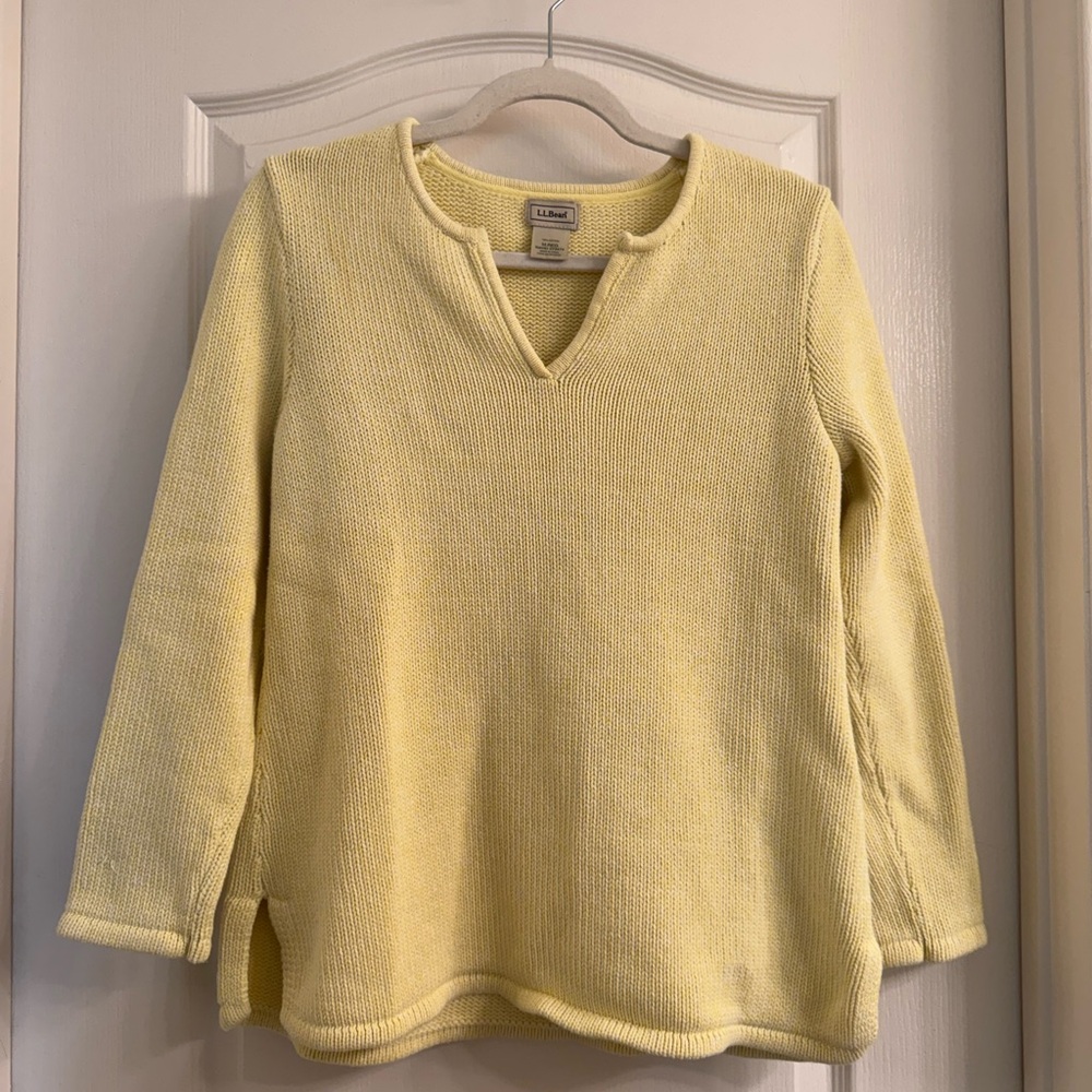Vintage L.L. Bean Women's V-Neck Sweater in Soft Yellow